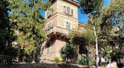 Villa 10 locali di 360 m² in Macerata (62100)