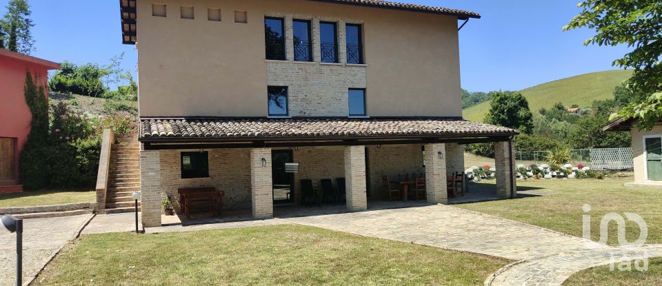 Casa indipendente 12 locali di 580 m² in Carassai (63063)