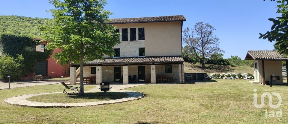 Casa indipendente 12 locali di 580 m² in Carassai (63063)