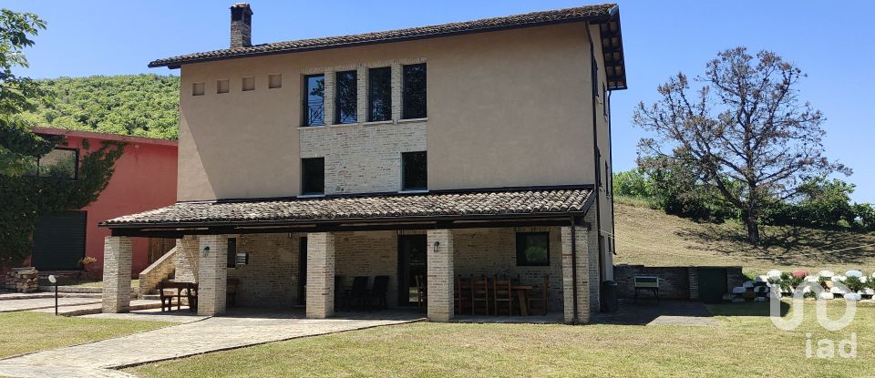 Casa indipendente 12 locali di 580 m² in Carassai (63063)