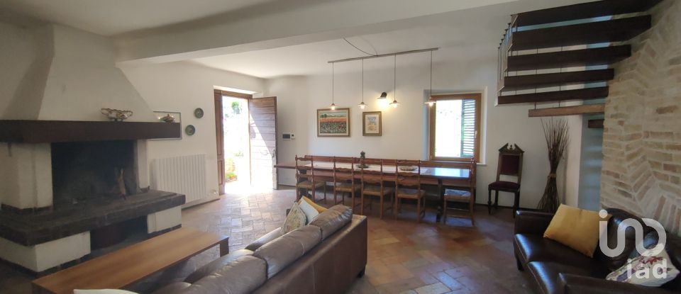 Casa indipendente 12 locali di 580 m² in Carassai (63063)