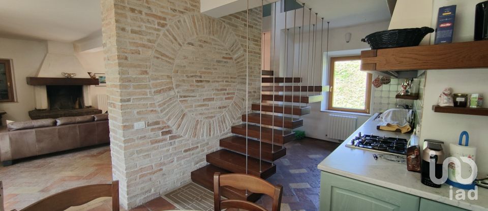 Casa indipendente 12 locali di 580 m² in Carassai (63063)