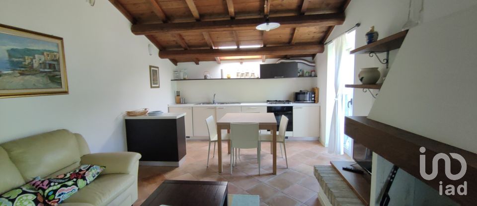 Casa indipendente 12 locali di 580 m² in Carassai (63063)