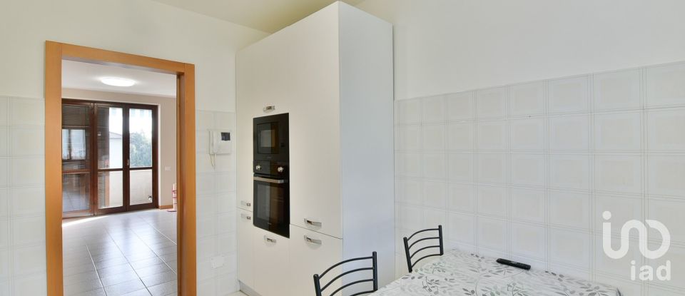 Three-room apartment of 92 m² in Lentate sul Seveso (20823)