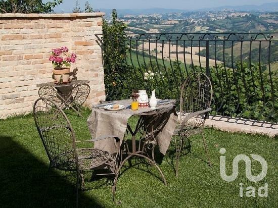 House 10 rooms of 200 m² in Montegiorgio (63833)