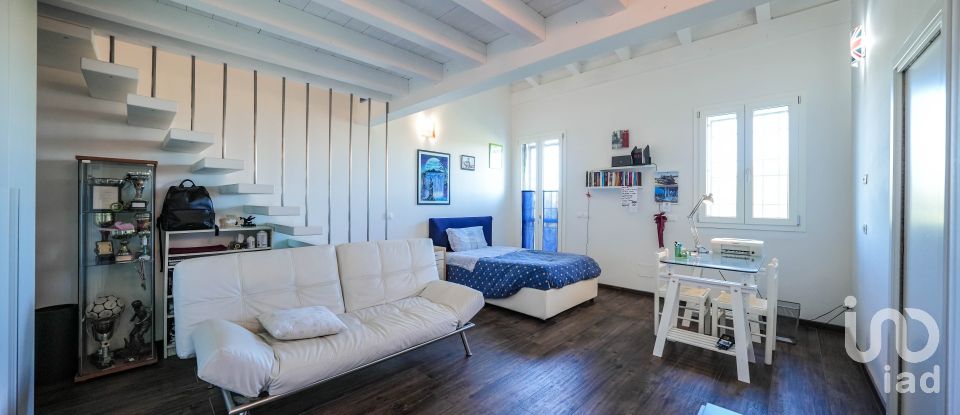 Casa 7 locali di 230 m² in Cento (44045)