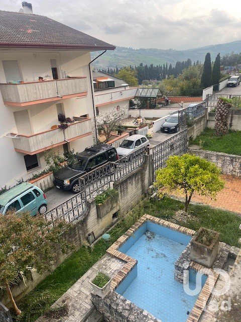 Villa 5 locali di 529 m² in Teramo (64100)