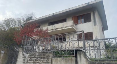 Villa 5 locali di 529 m² in Teramo (64100)