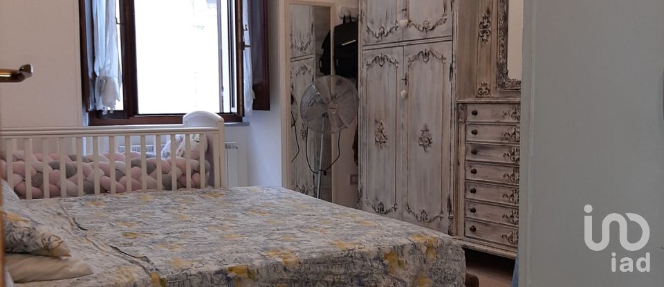 Apartment 5 rooms of 214 m² in Foligno (06034)