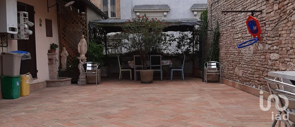 Apartment 5 rooms of 214 m² in Foligno (06034)