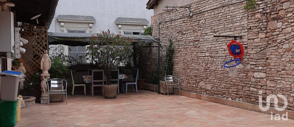 Apartment 5 rooms of 214 m² in Foligno (06034)