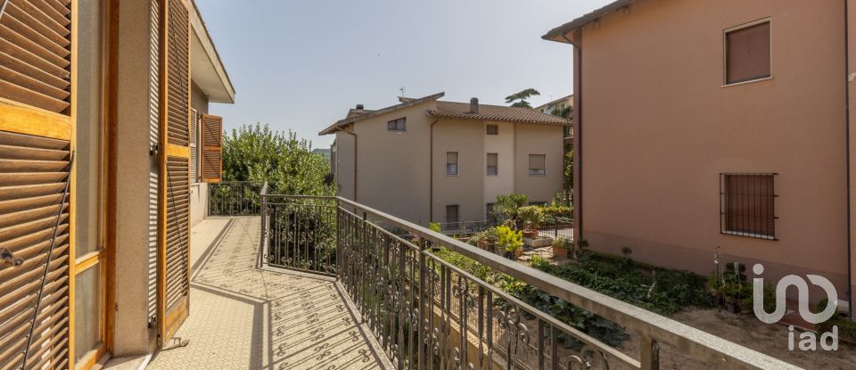 Villa 16 locali di 280 m² in Offagna (60020)