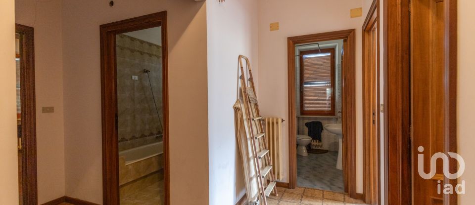 Villa 16 locali di 280 m² in Offagna (60020)