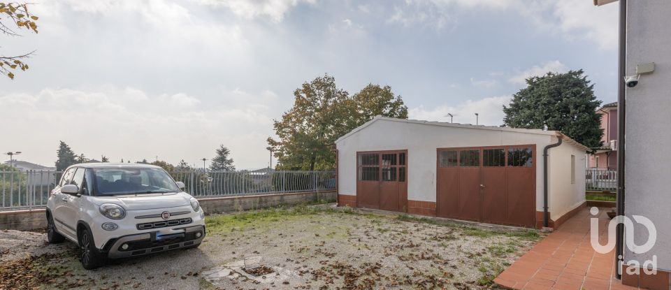 Casa indipendente 9 locali di 300 m² in Santa Maria Nuova (60030)