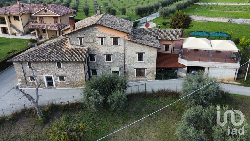 Rustico 16 locali di 660 m² in Ascoli Piceno (63100)