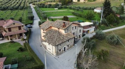 Rustico 16 locali di 660 m² in Ascoli Piceno (63100)