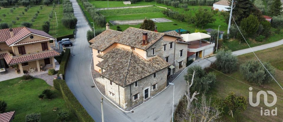 Rustico 16 locali di 660 m² in Ascoli Piceno (63100)