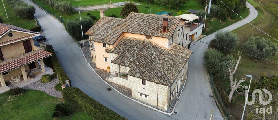 Rustico 16 locali di 660 m² in Ascoli Piceno (63100)