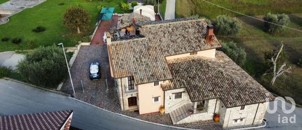 Rustico 16 locali di 660 m² in Ascoli Piceno (63100)