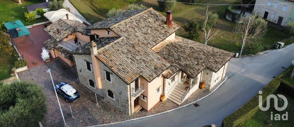 Rustico 16 locali di 660 m² in Ascoli Piceno (63100)