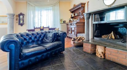 Farm 8 rooms of 267 m² in Veduggio con Colzano (20837)