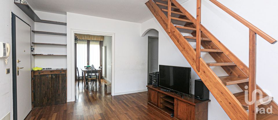 Four-room apartment of 120 m² in Genova (16159)