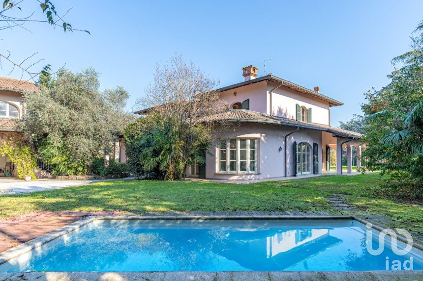 Villa 10 locali di 731 m² in Casnate con Bernate (22070)