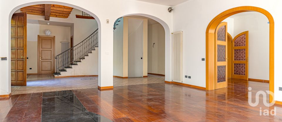 Villa 10 locali di 731 m² in Casnate con Bernate (22070)