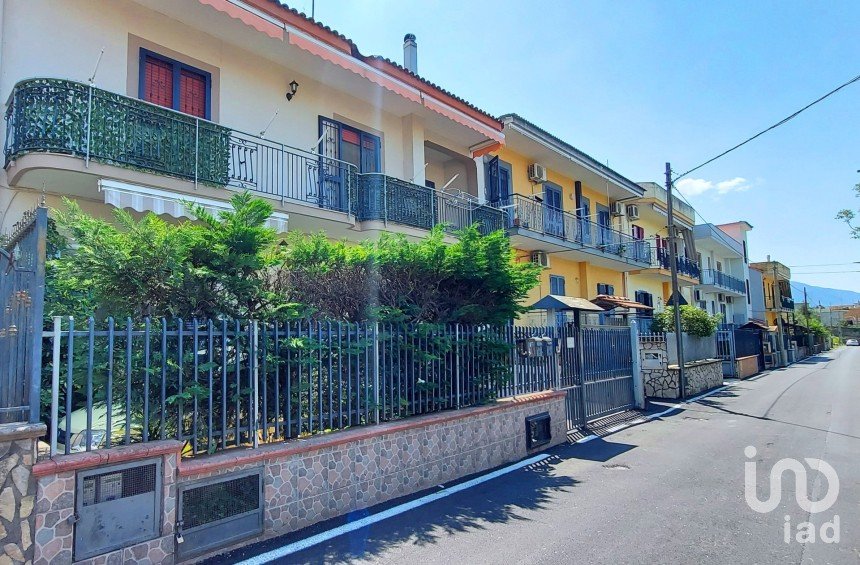 House boat 14 rooms of 233 m² in Sant'Antonio Abate (80057)