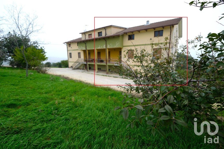 Appartamento 7 locali di 190 m² a Staffolo (60039)