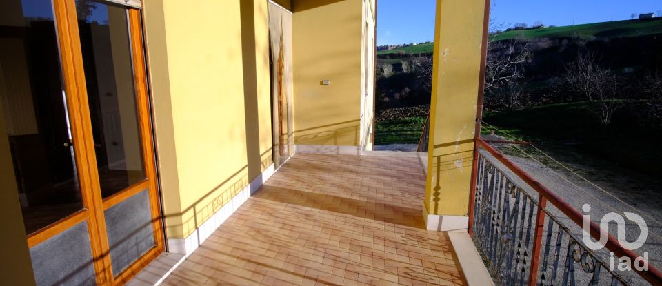 Appartamento 7 locali di 190 m² a Staffolo (60039)