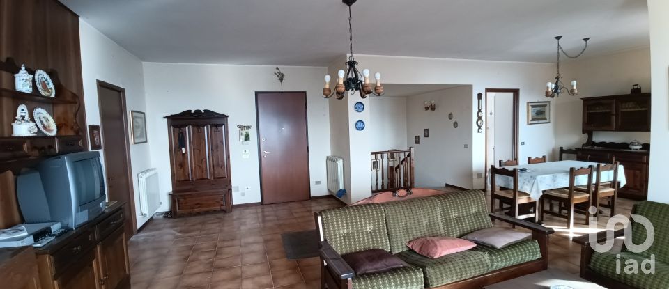 Villa Bifamiliare 6 locali di 180 m² in Bee (28813)