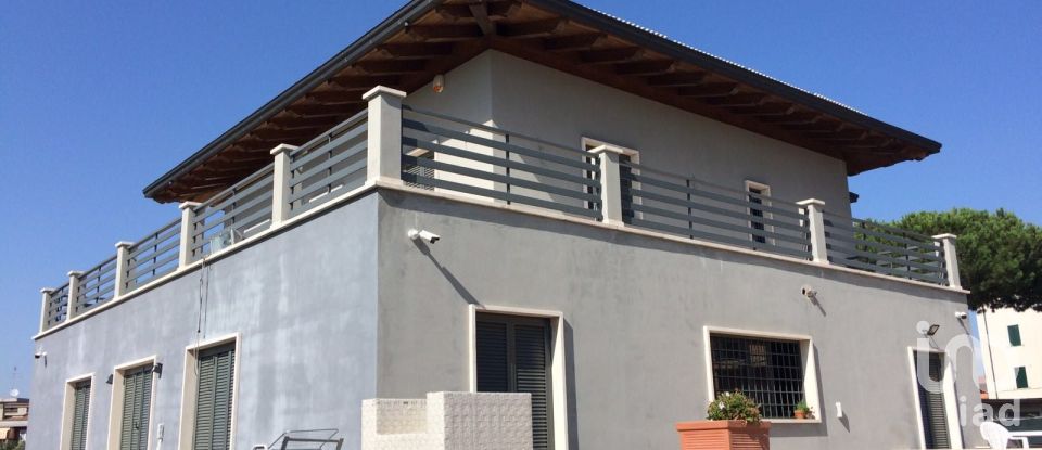 Villa 12 locali di 325 m² in Roma (00155)