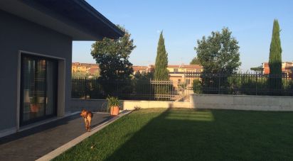 Villa 12 locali di 325 m² in Roma (00155)