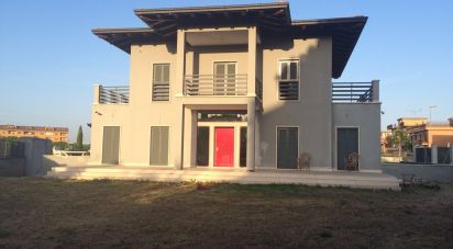 Villa 12 locali di 325 m² in Roma (00155)