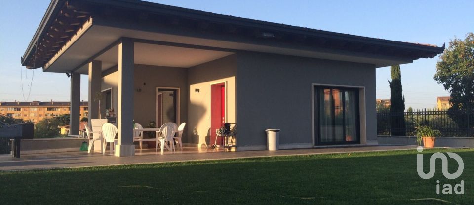 Villa 12 locali di 325 m² in Roma (00155)