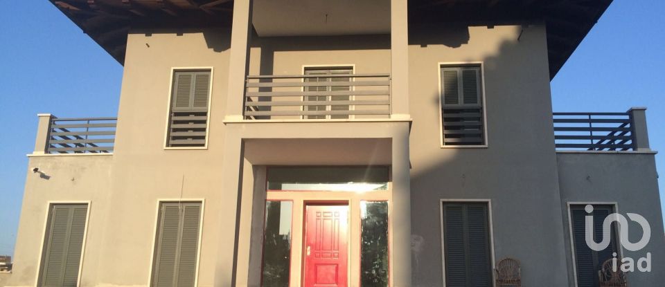 Villa 12 locali di 325 m² in Roma (00155)