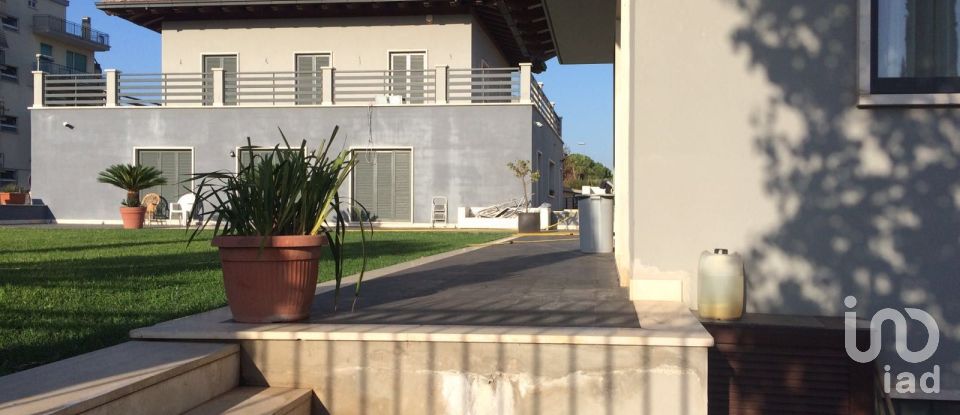 Villa 12 locali di 325 m² in Roma (00155)