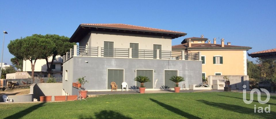 Villa 12 locali di 325 m² in Roma (00155)