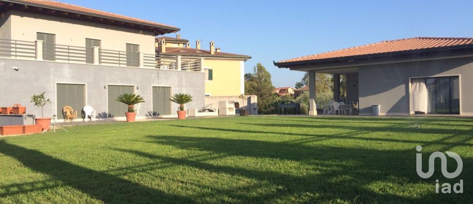 Villa 12 locali di 325 m² in Roma (00155)