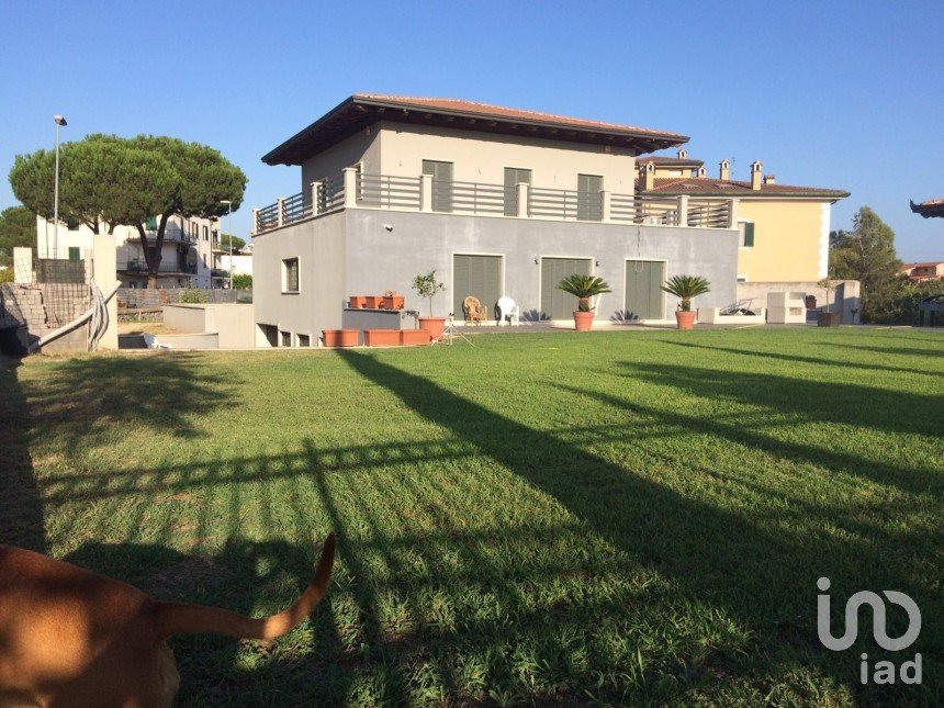 Villa 12 locali di 325 m² in Roma (00155)