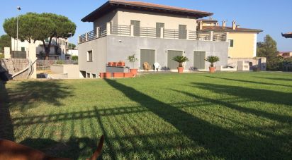 Villa 12 locali di 325 m² in Roma (00155)