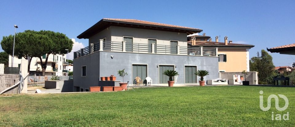 Villa 12 locali di 325 m² in Roma (00155)