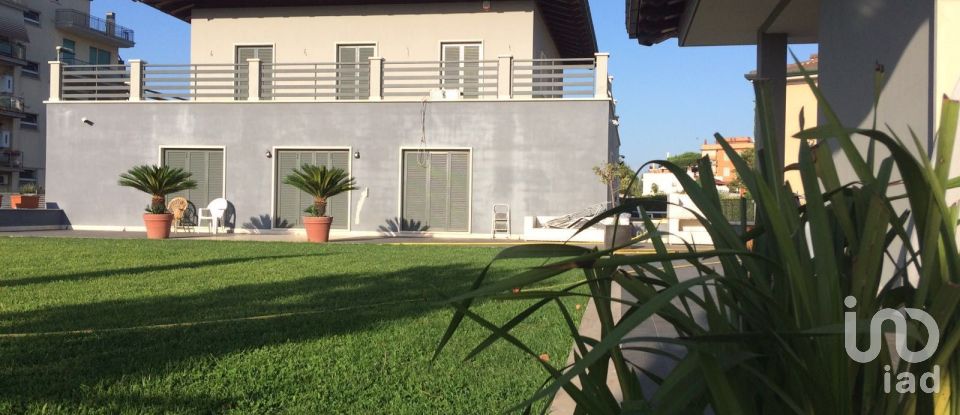 Villa 12 locali di 325 m² in Roma (00155)