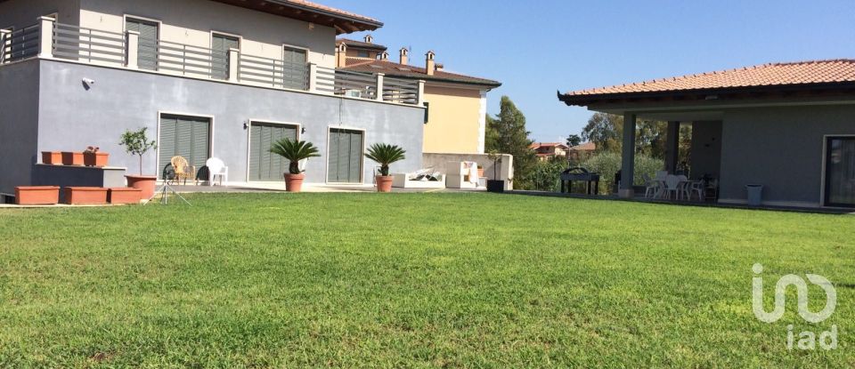 Villa 12 locali di 325 m² in Roma (00155)