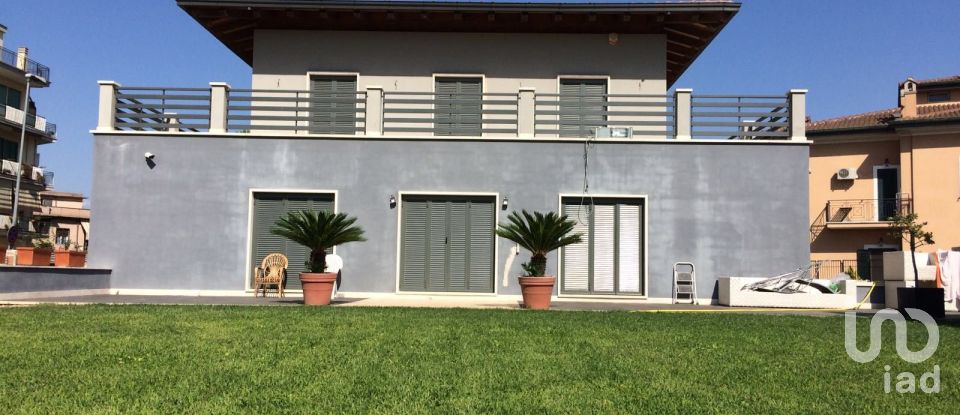 Villa 12 locali di 325 m² in Roma (00155)