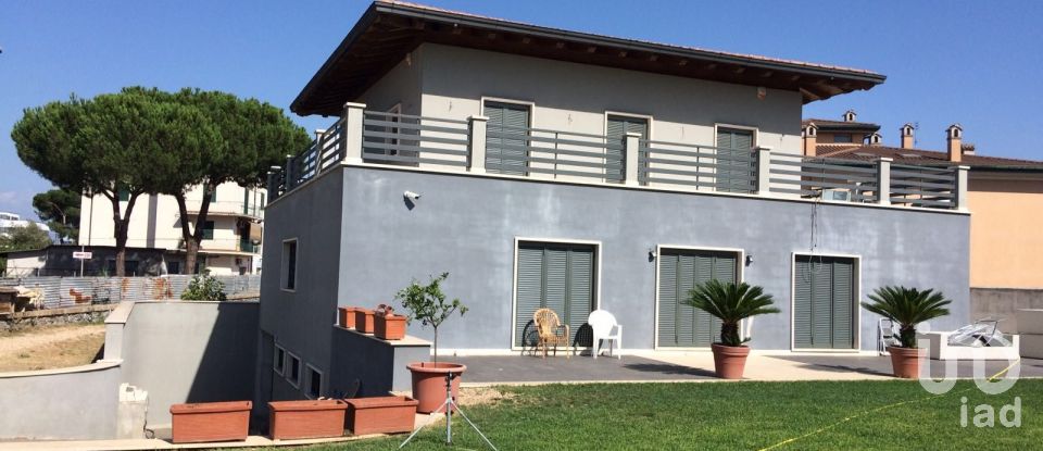 Villa 12 locali di 325 m² in Roma (00155)