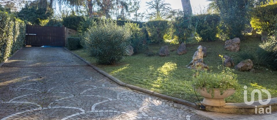 Villa 10 locali di 500 m² in Roma (00144)