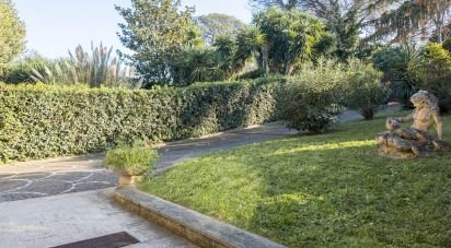 Villa 10 locali di 500 m² in Roma (00144)