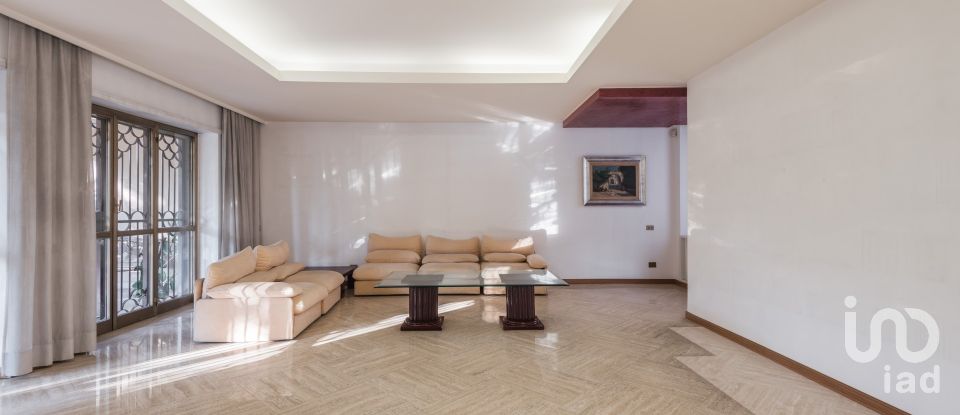 Villa 10 locali di 500 m² in Roma (00144)